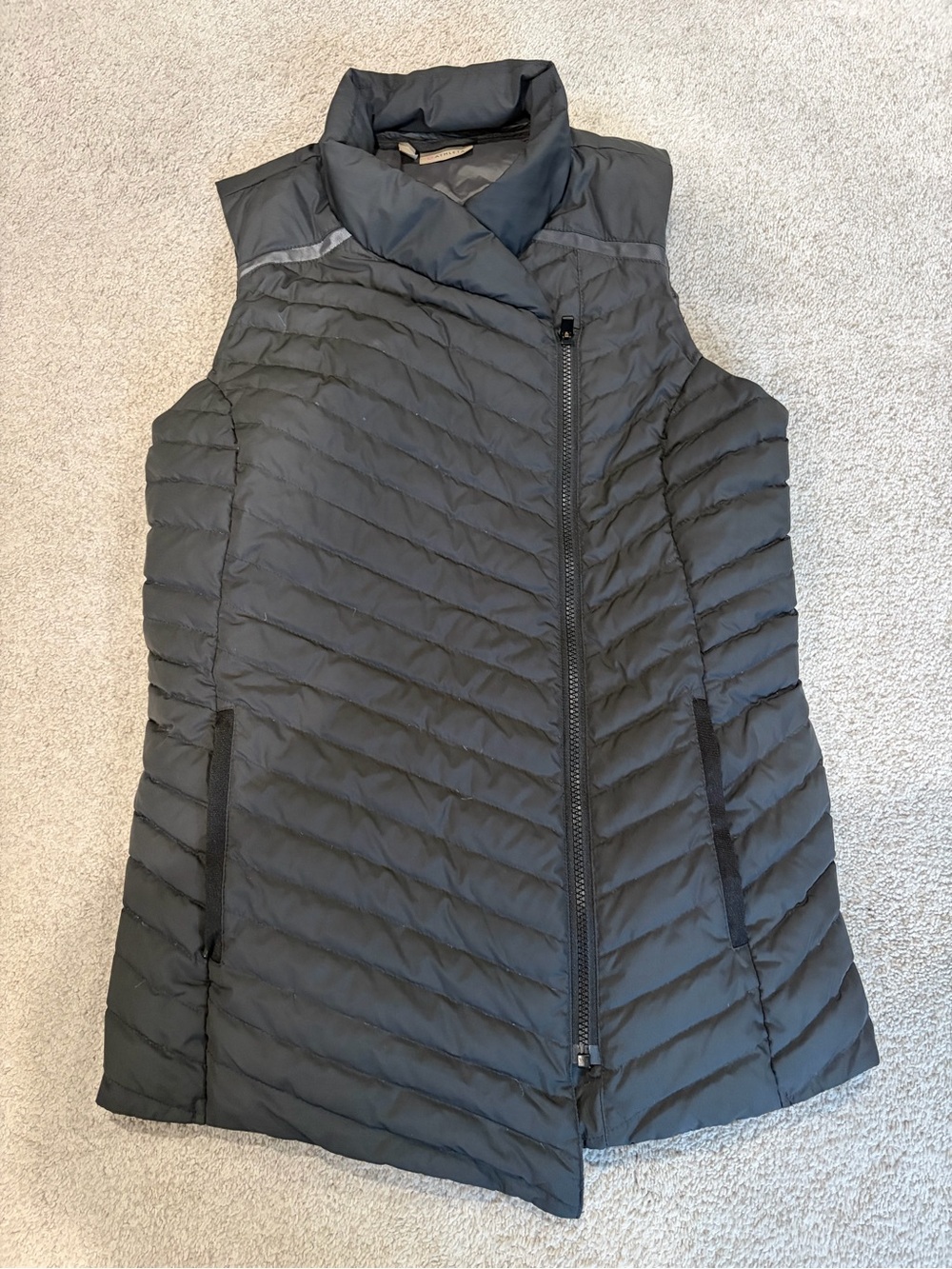 Athleta Down Quilted Asymmetric Zip Puffer Vest, Womenâs Black M Vest, Pockets